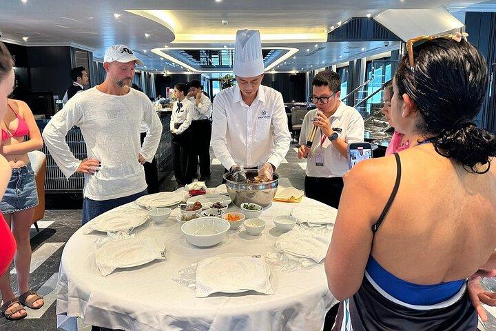 Traslado privado y crucero de un día de lujo por la bahía de Halong/Lan Ha desde Hanói