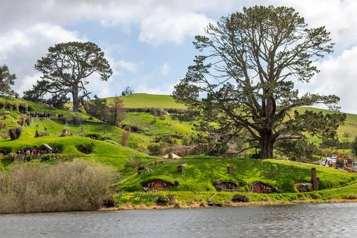 Hobbiton & Waitomo Caves Day Tour with Lunch from Auckland