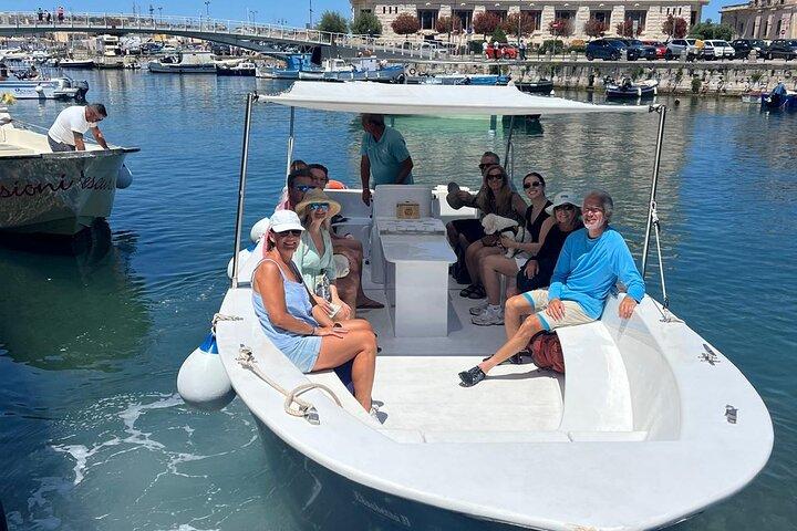 1 uur durende zeegrotten en boottocht in Ortigia Syracuse
