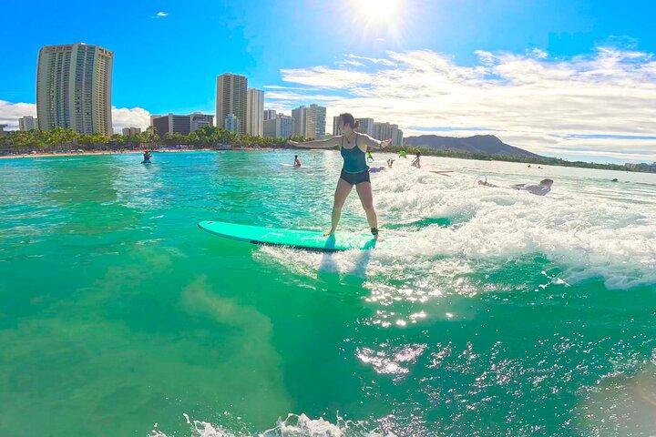 Waikiki Beginner Surflessen : Privé, Groep, & Familie Optie