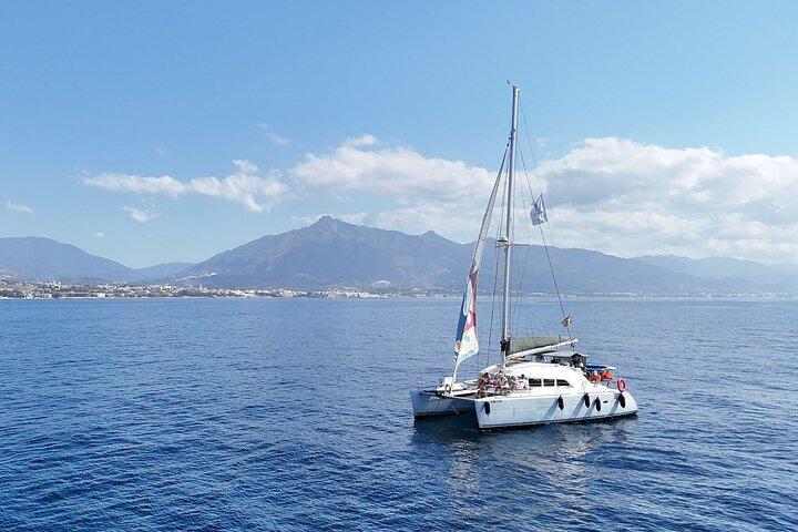 Marbella: catamarano privato con bevande e snack