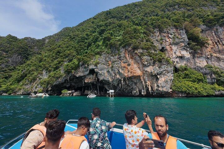 Phi Phi Islands Lagoon Adventure Tour con vistas al mar y almuerzo