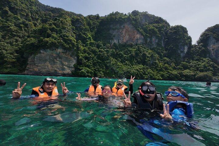 Phi Phi Islands Lagoon Adventure Tour con vistas al mar y almuerzo