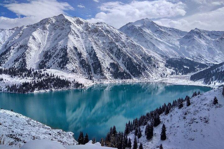 Big Almaty Lake e Ayusay Gorge Tour con Falcon Show