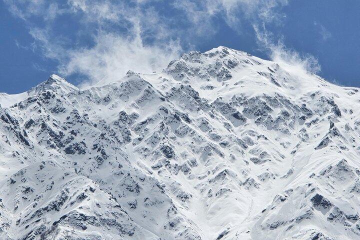 Aventure de neige dans les collines de pieds de l'Himalaya De Lahore