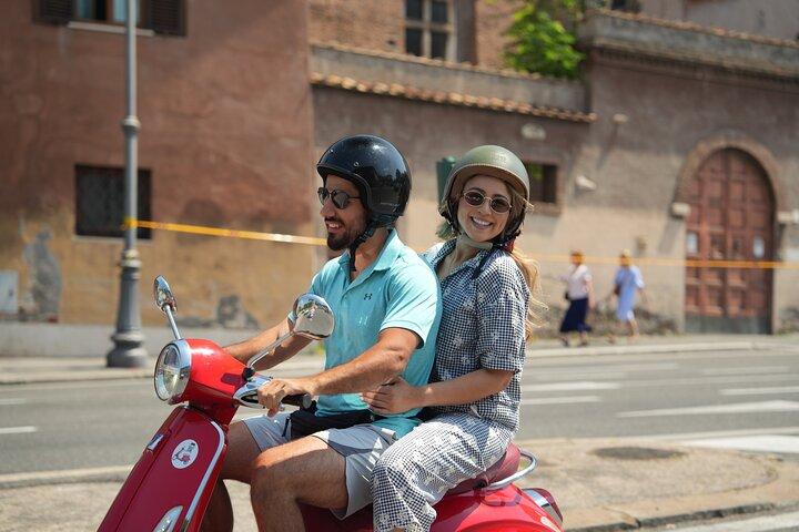 Rome’s Highest Hills Skyline Vespa Tour with Driver and Photo