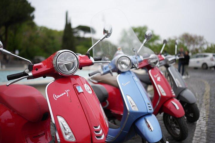 Rome’s Highest Hills Skyline Vespa Tour with Driver and Photo