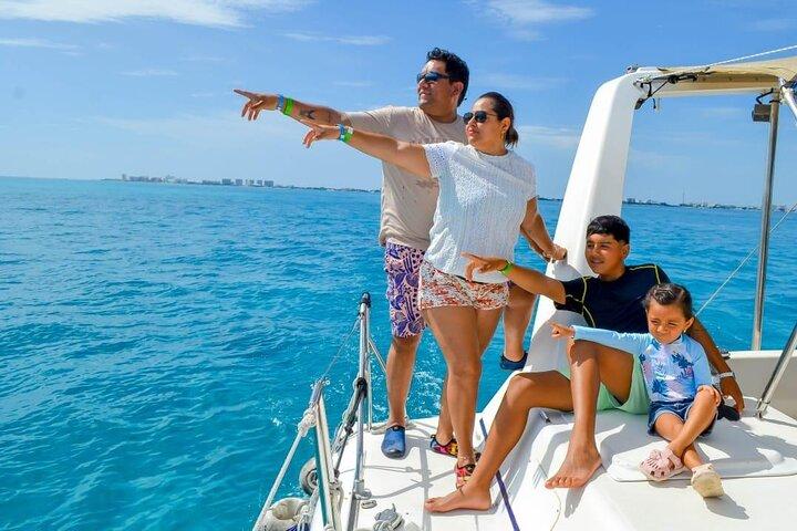 Isla Mujeres Rush: Katamaransnorkling och BUFFÉ på Beach Club