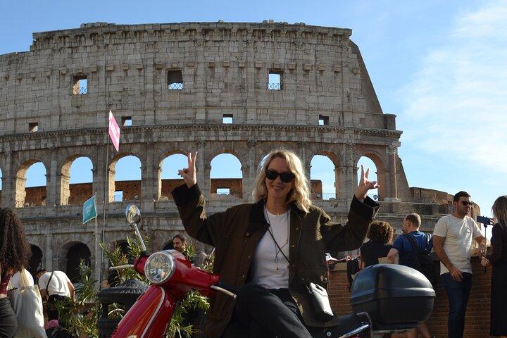 Roma Private Solo Vespa Tour with Pick Up and Drink