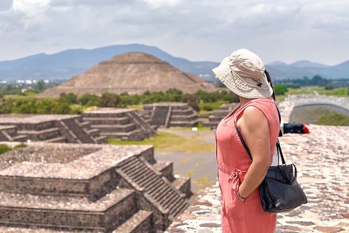 Teotihuacan without obligatory stops. No shops or restaurants.
