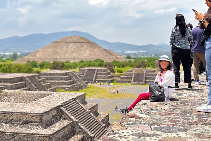 Teotihuacan without obligatory stops. No shops or restaurants.