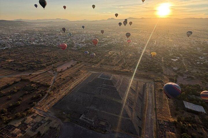Exklusive Teotihuacán Pyramider, Grotte & Hot Air Balloon ride