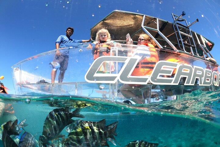 Barco transparente com snorkel, bebidas e sessão de fotos.