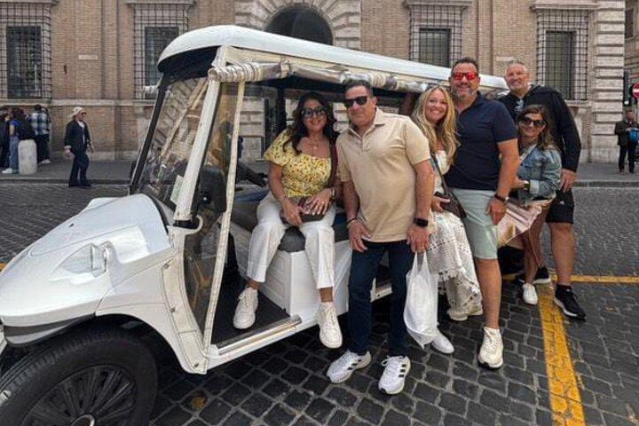 ローマ市内を巡る3時間のプライベートゴルフカートツアー(送迎付き)