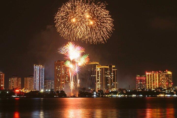 Board from Waikiki Beach for Friday Night Fireworks Sail on Havai