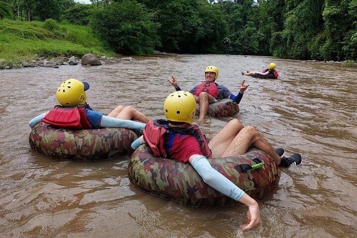Tubing sul fiume selvaggio