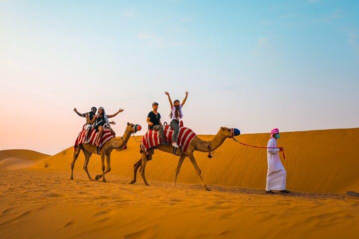 Private Morgen Red Dune Safari med Camel Ride & Sandboarding