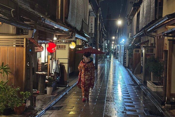 京都祇園ナイトツアー:芸妓街と隠れた名所を巡る