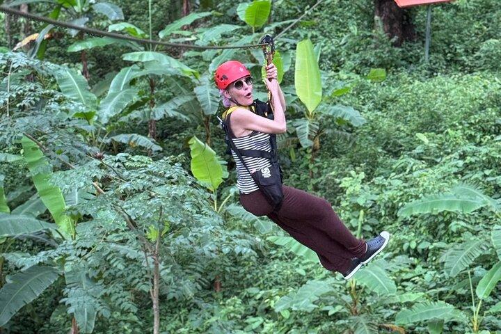 Sticky Waterfall Zipline og White Water Rafting eventyr