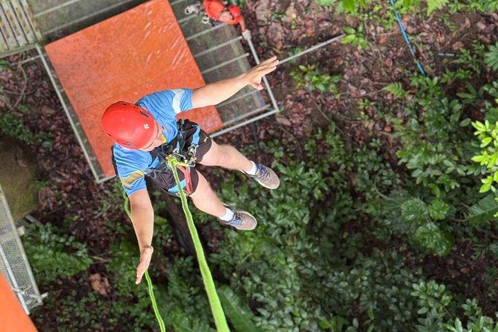 Sticky Waterfall Zipline og White Water Rafting eventyr