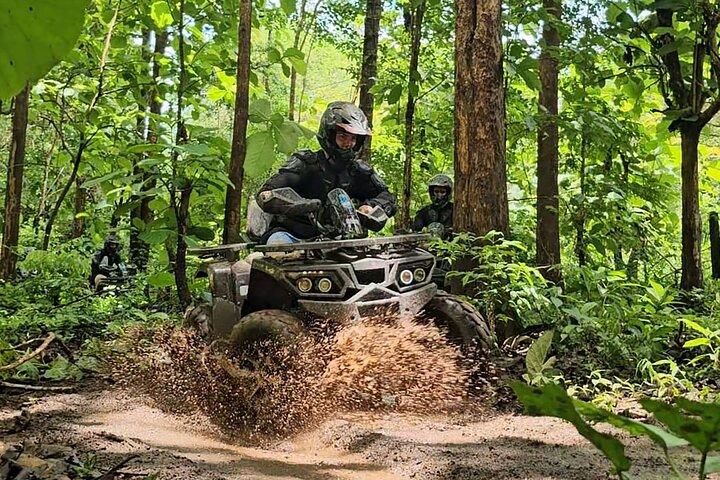 Sticky Waterfall ATV og Zipline guidet eventyr