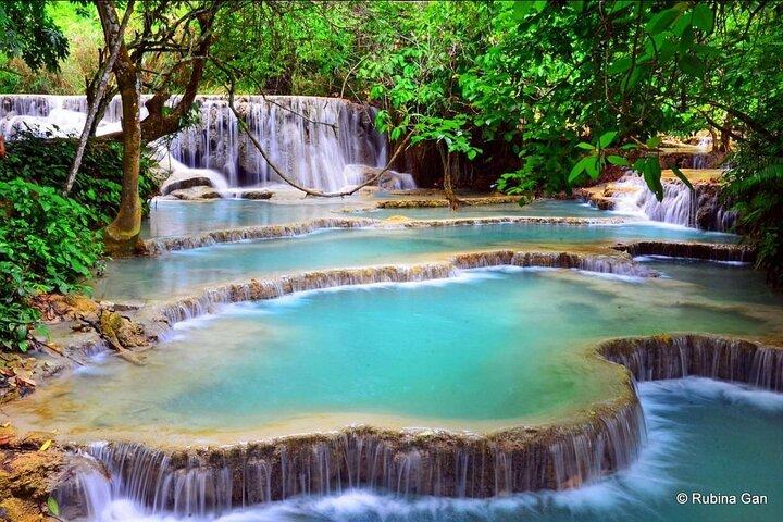 Luang Prabang para as cavernas de Pak Ou e as quedas de Kuang Si
