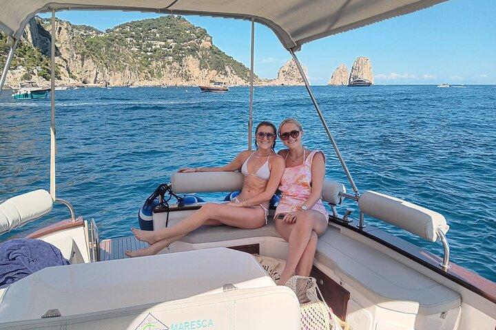 Excursão privada de barco Capri com parada na praia de Nerano - dia inteiro