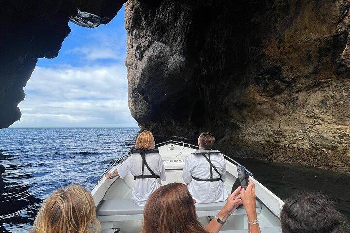Boottocht in Sesimbra: grotten en snorkelen met een lokale gids.