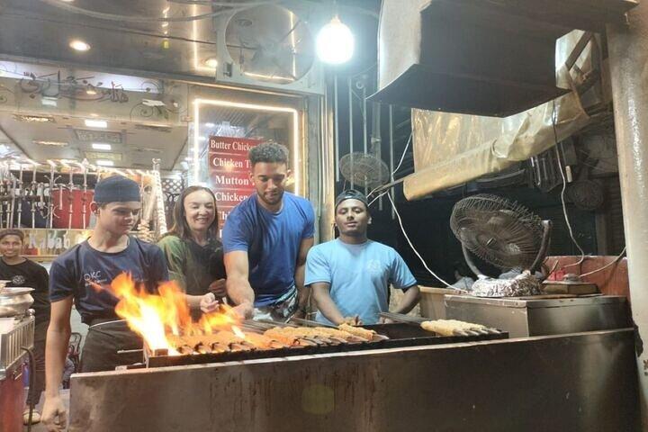 Old Delhi Food Tour: Mangiare in strada, mercati e giro in risciò