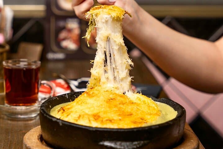 Istanbul Culinary Tour: Local Hotspots and Gourmet Street Foods