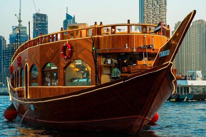 Dubai Marina Luxe Nieuwjaarscruise 2026 - Diner & Vuurwerk