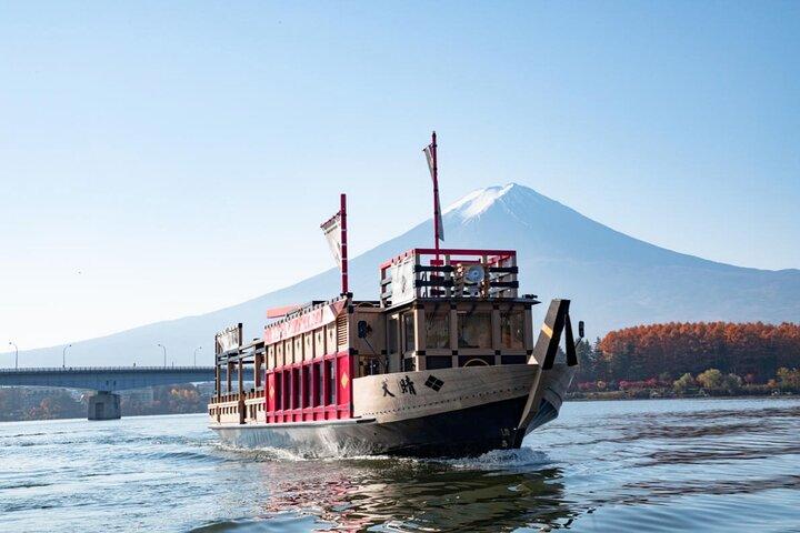 Mount Fuji Day Trip from Tokyo by Bus – Scenic Views & Highlights