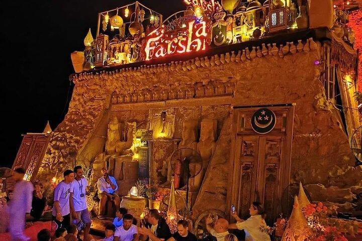 Descubra o café FARSHA e a praça Soho com um carro privado