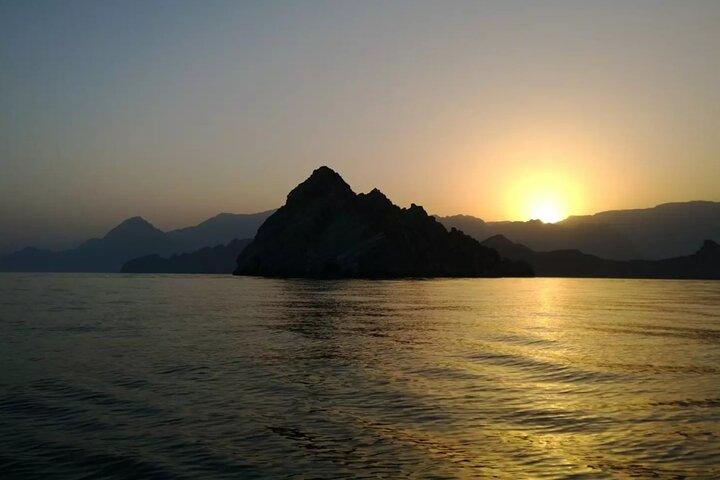 Musandam Tagestour mit Mittagessen und Englischem oder Russischem Fortgeschrittener