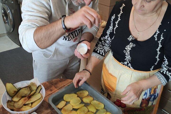 テッサロニキで地元のギリシャ人家族とクック&ダイニング