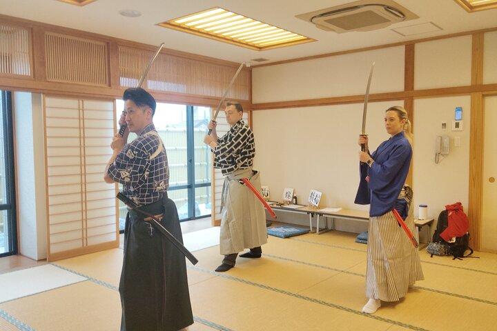 Traversée centrale de Tokyo, coupe d'épée de samouraï et photo de kimono