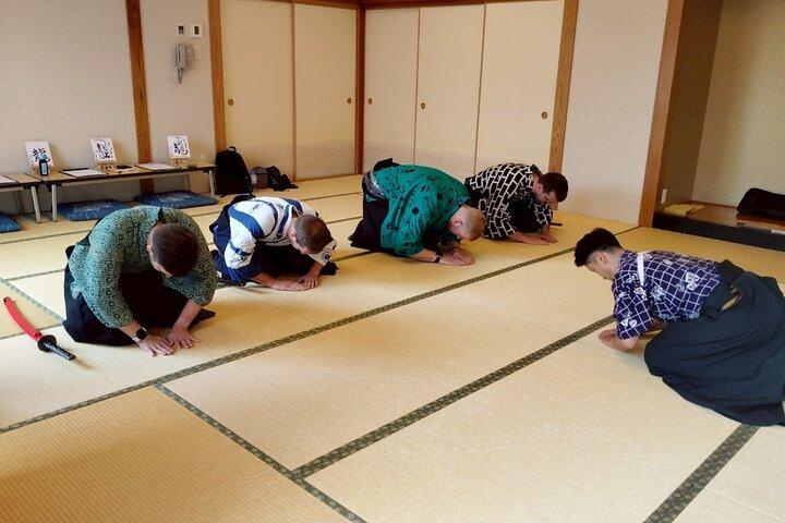 Traversée centrale de Tokyo, coupe d'épée de samouraï et photo de kimono