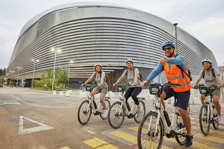 Madrid BIKE oder EBIKE Erlebnis: Santiago Bernabeu Stadion und Picknick