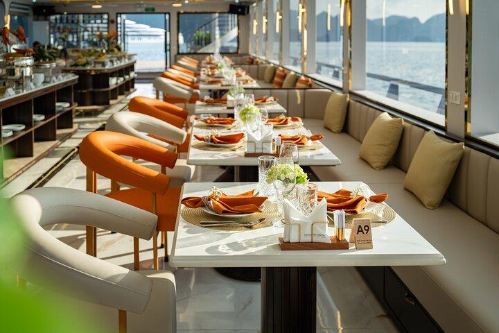 6 - Luxe Ha Long Bay Cruise - Lunchbuffet, grotten & kajakken