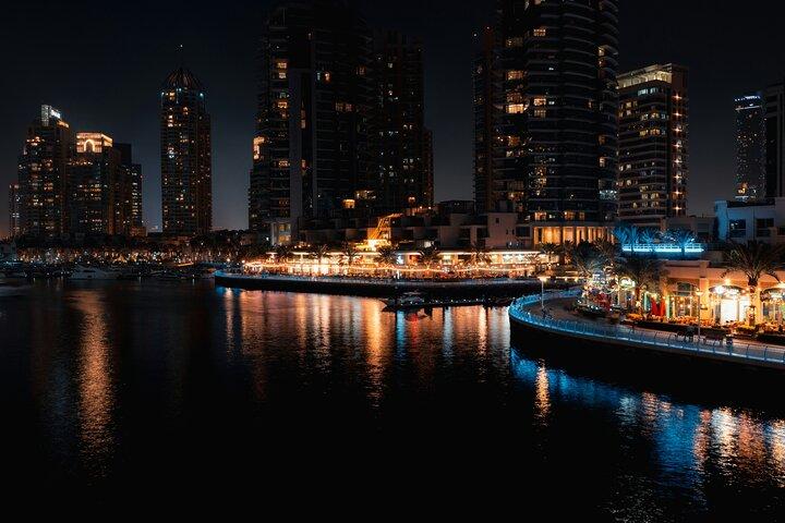 Dubai Marina Dhow Cruise Dinner con buffet e intrattenimento dal vivo