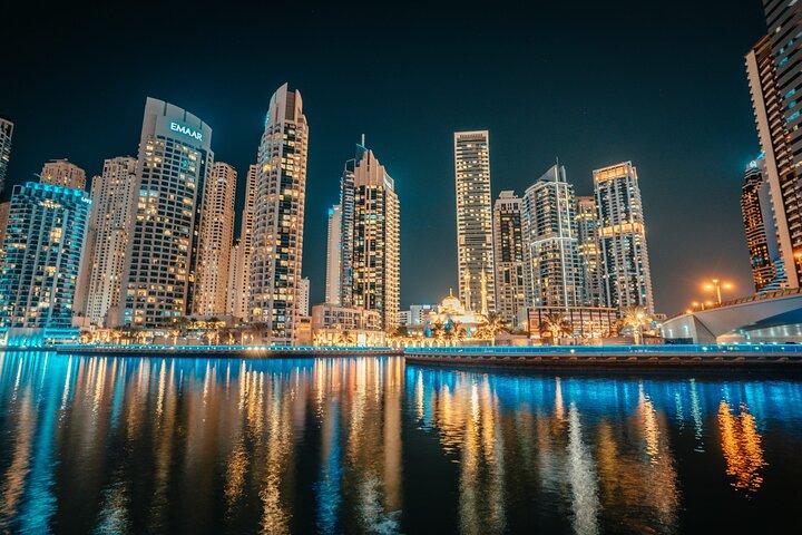 Dubai Marina Dhow Cruise Dinner con buffet e intrattenimento dal vivo