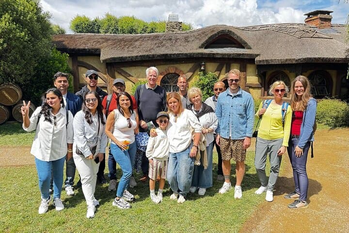 Hobbiton & Waitomo Caves Day Tour with Lunch from Auckland
