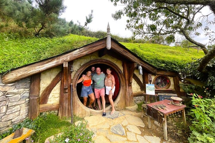 Hobbiton & Waitomo Caves Day Tour with Lunch from Auckland