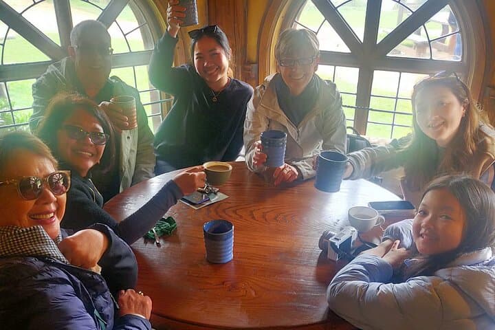 Hobbiton & Waitomo Caves Day Tour with Lunch from Auckland