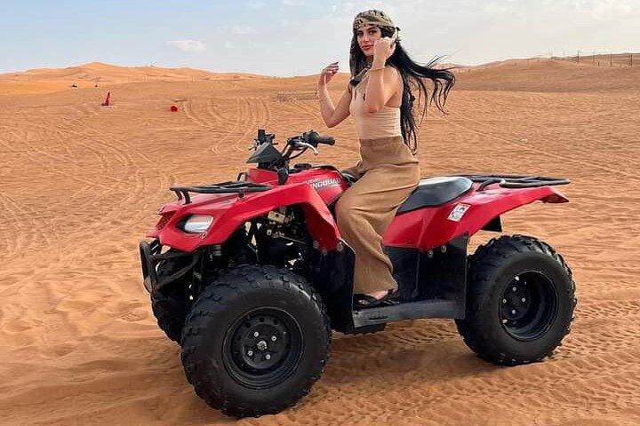 Safari dans le désert du matin avec quad, balade à dos de chameau et Falcon