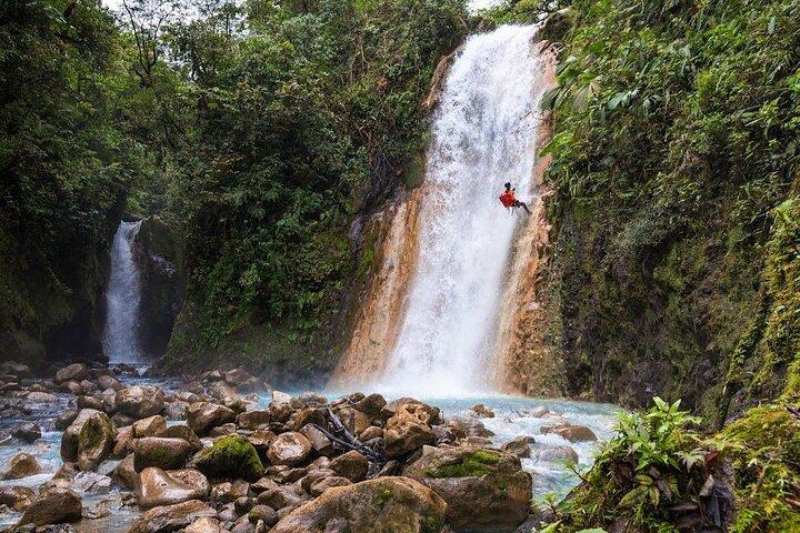 Canyoning eventyr i Costa Rica Bluefalls