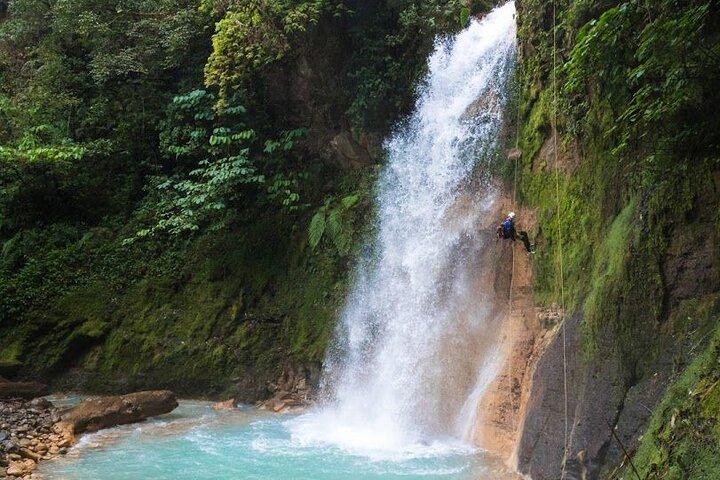 Canyoning eventyr i Costa Rica Bluefalls