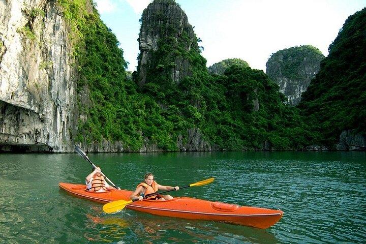 Halong Bay Day Cruise, Kayaking & Limousine de Hanoi