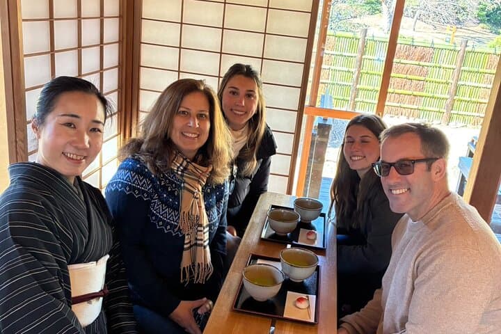 Tsukiji Food Strolling and Hama Rikyu Garden Walking Tour
