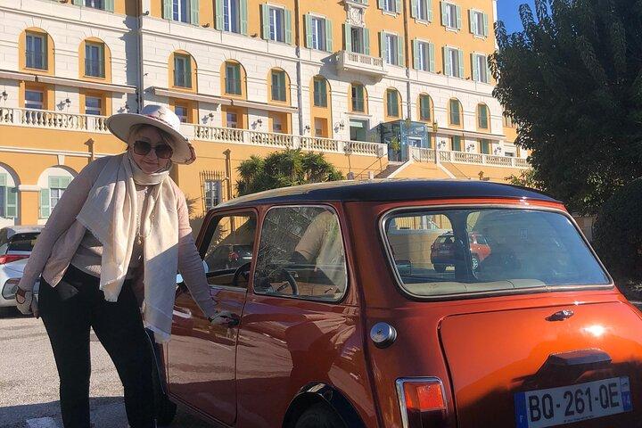 Mini Austin del 1987 sulla Costa Azzurra con autista/guida